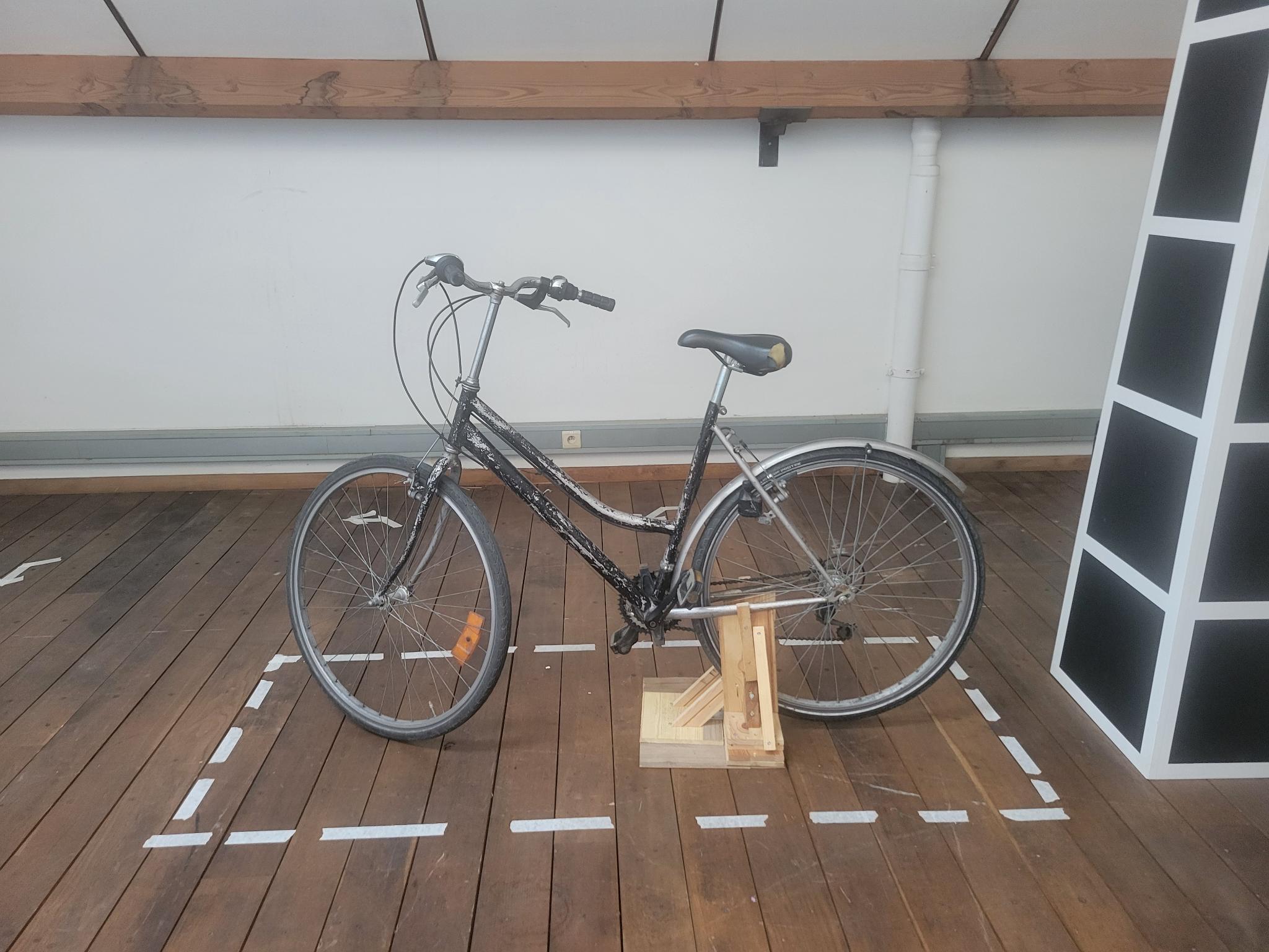 Lieu de performance - scène avec vélo fixe